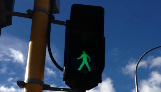 green pedestrian crossing light