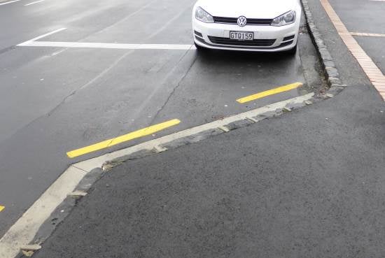 Parking choker with yellow lines