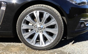 holden-calais-2014-wheel-and-tyre