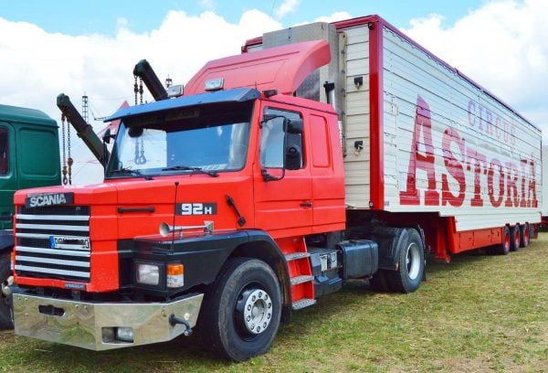 Roof-mounted cab deflector, sun visor, deep angled bumper and low trailer improve economy