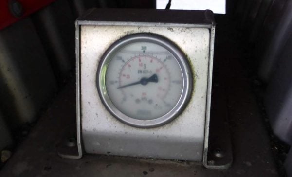 Air suspension gauge for checking the pressure