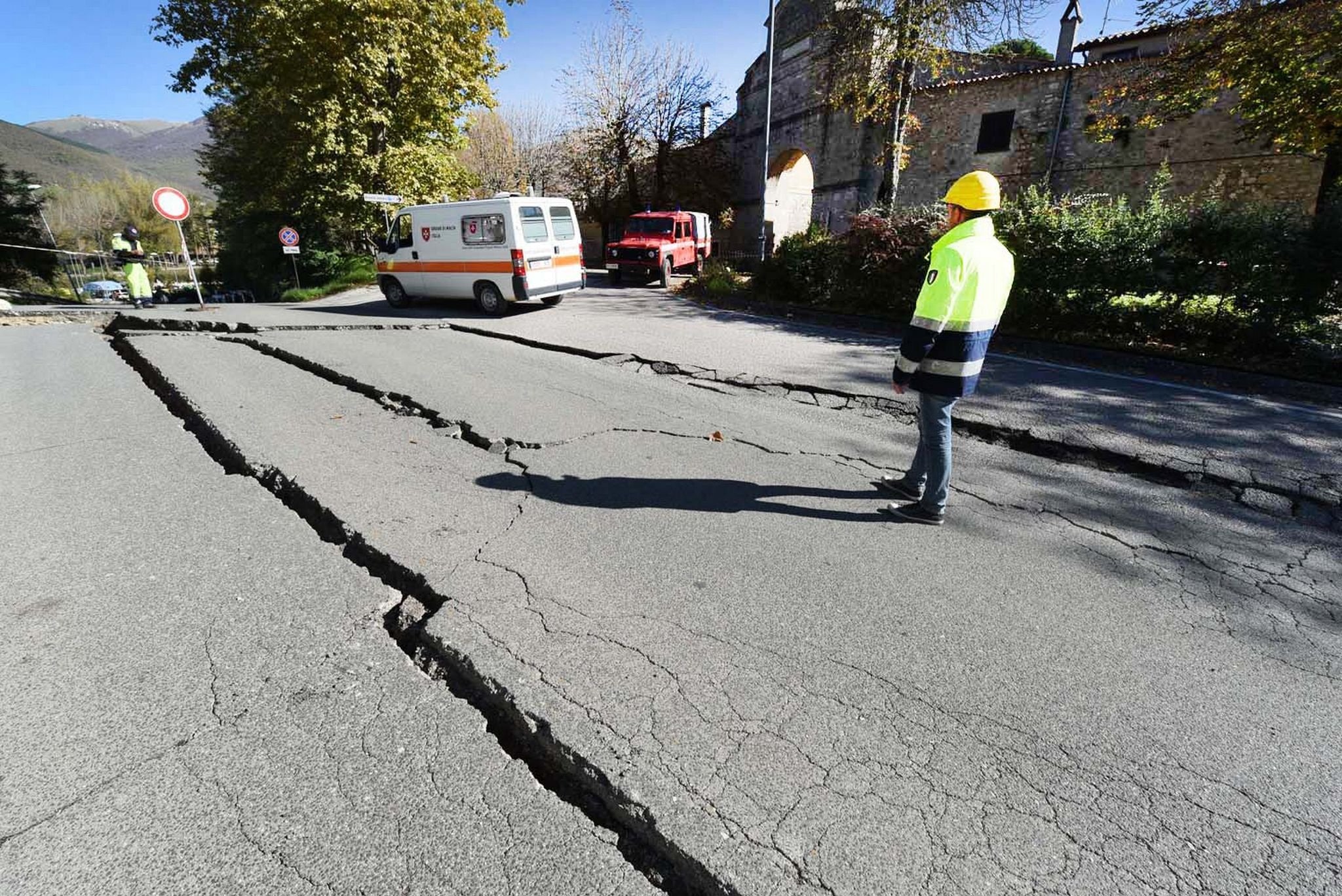 Где произошло сильное землетрясение. Тротуар асфальт. Землетрясение. Землетрясение фото.