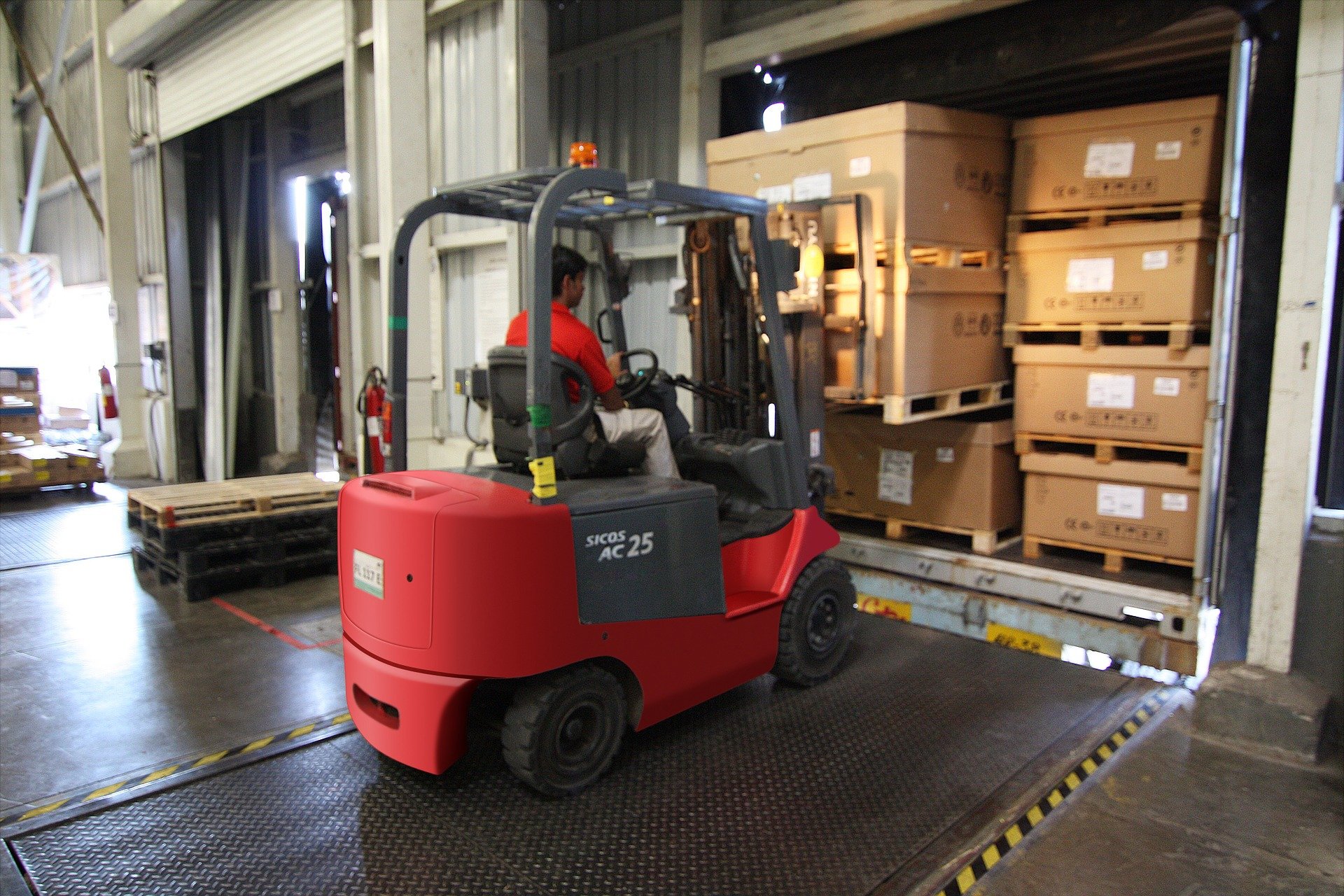 What Do Forklift Drivers Need To Know About Loading Trucks And Trailers