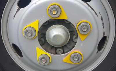 Lug nuts indicated in a clockwise pattern