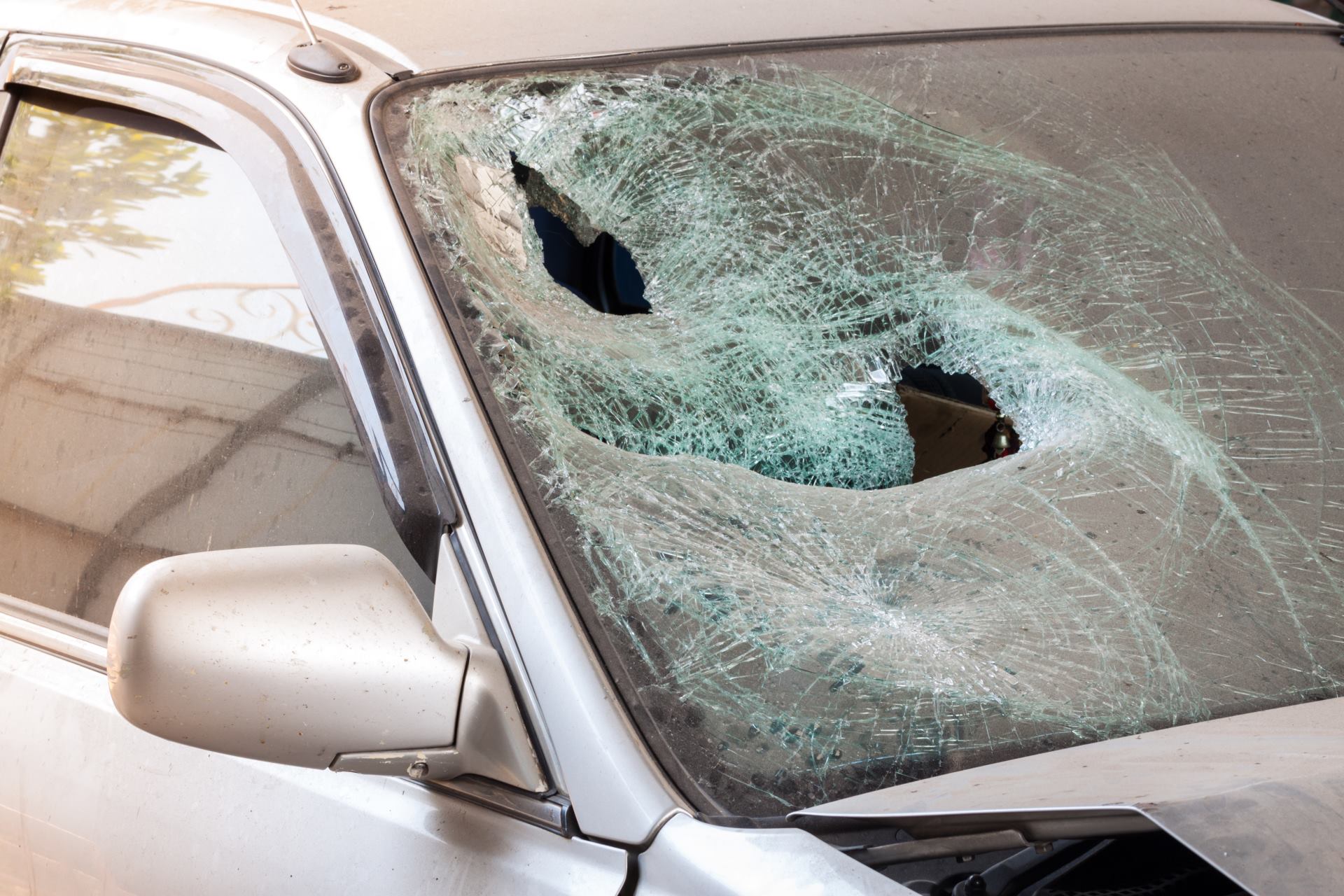 Разбили машину камнем. Разбитое лобовое стекло. Разбитое стекло автомобиля. Разбитое автомобильное стекло. Разбитое автомобильное стекло машинное.