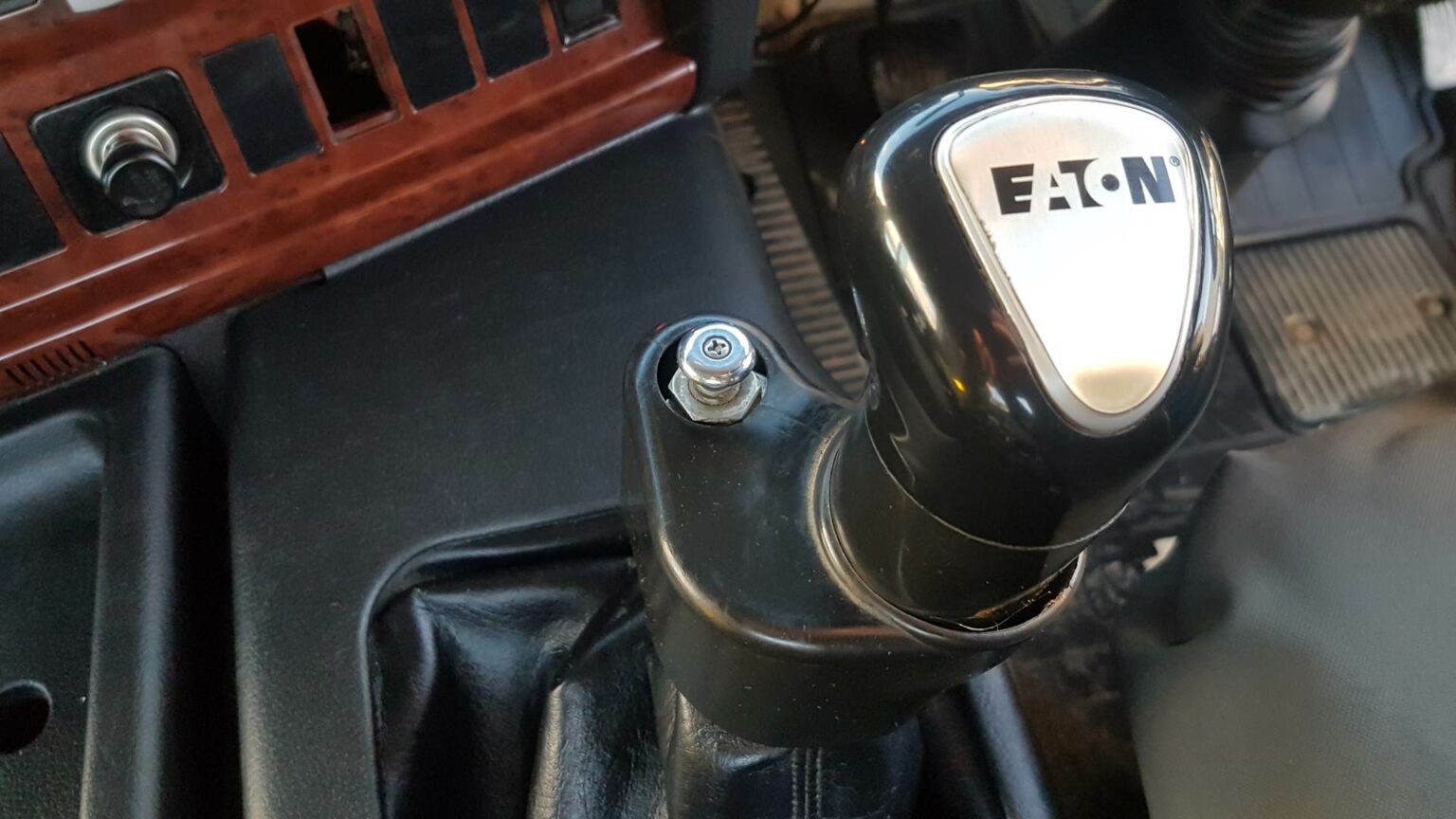 How do you change gears with an 18speed Roadranger gearbox?