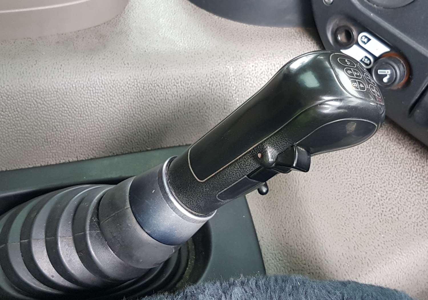 How many gears in a Roadranger truck gearbox?