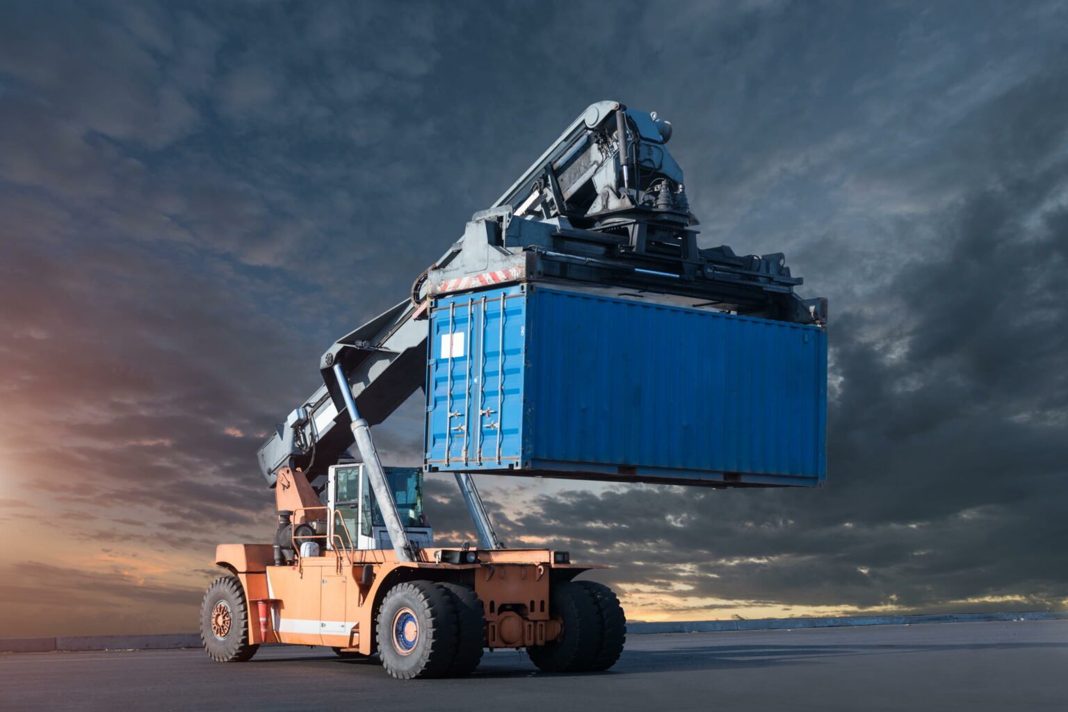 What size forklift do you need to lift a shipping container?