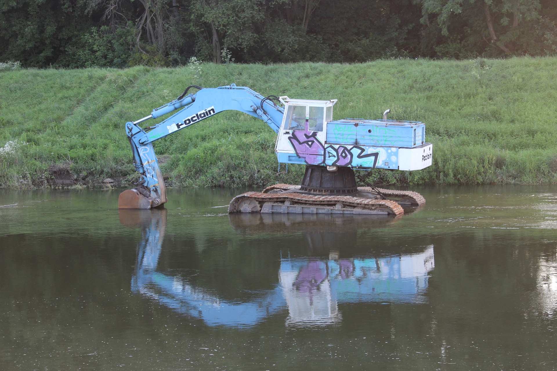 Can an excavator work in flooding or underwater?