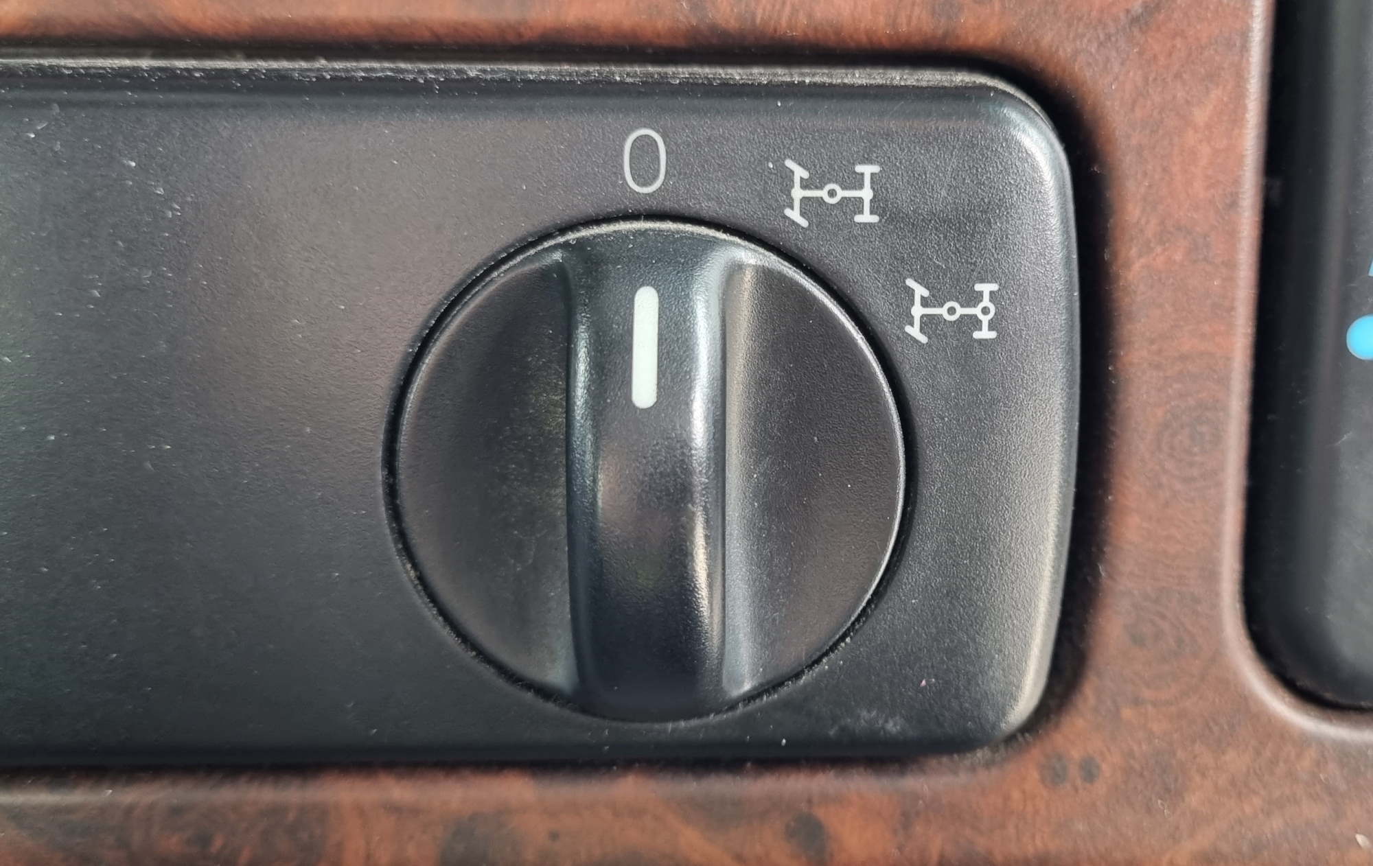 How do power dividers work on a truck?