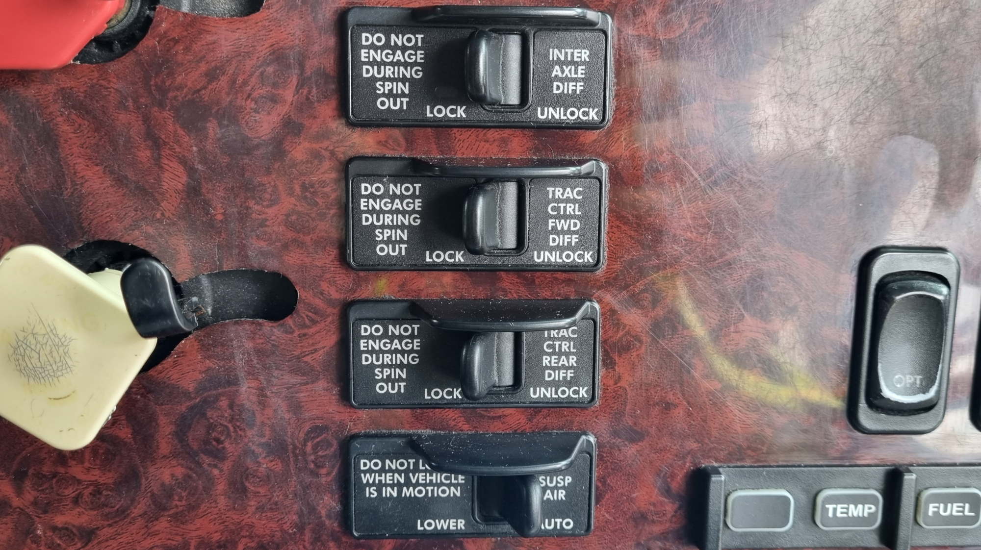 How do power dividers work on a truck?